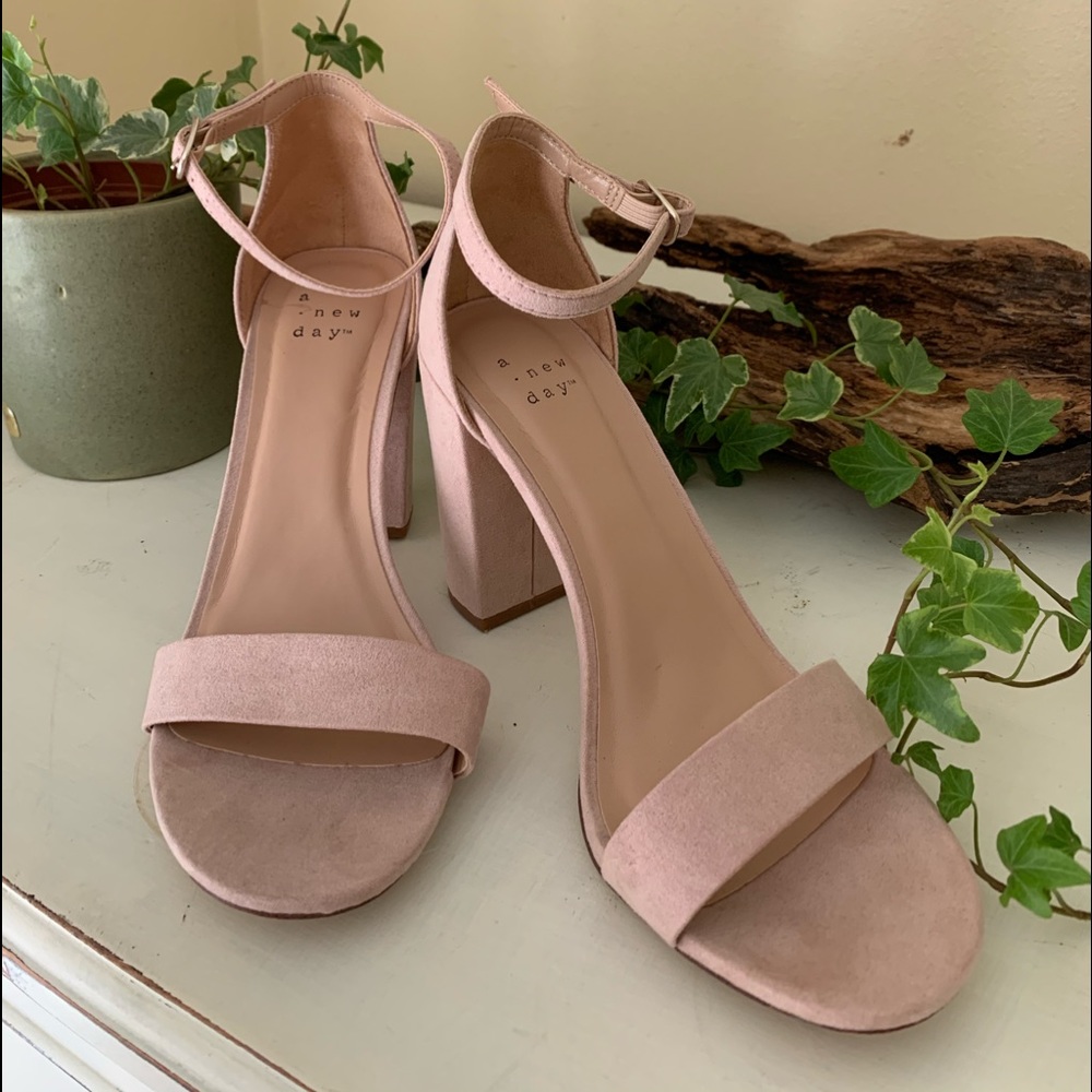 A New day Ema high block heel pump
